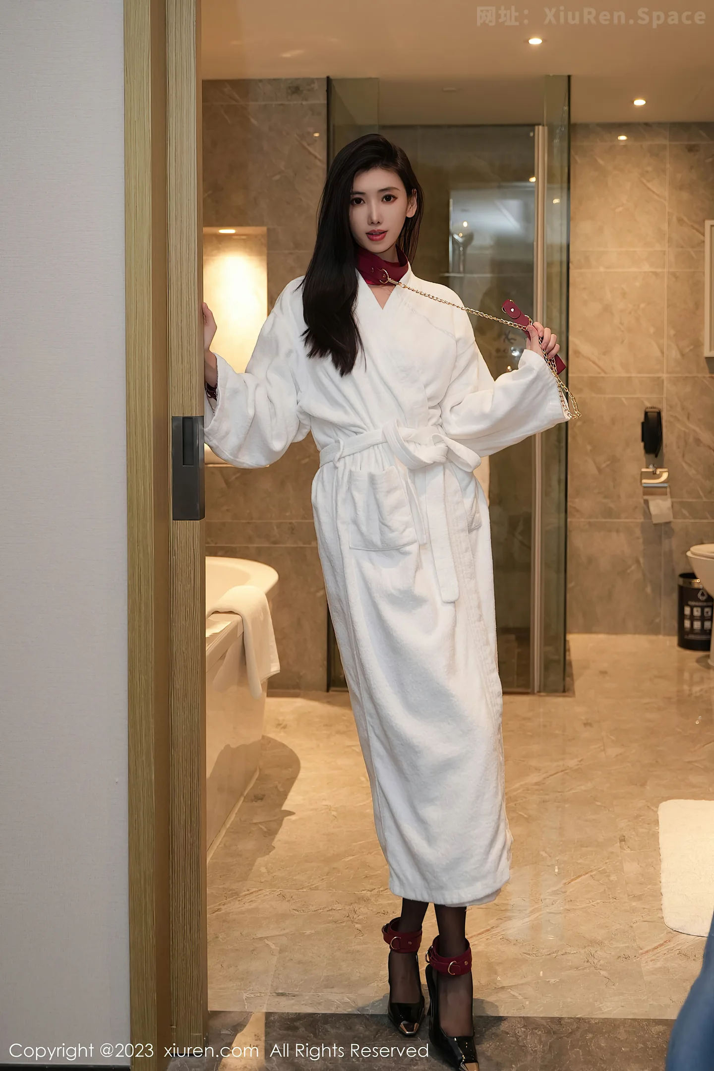 图片[2]-[XiuRen秀人网]VOL.7783 模特章芃芃浴室性感红色情趣服饰配黑丝吊袜秀惹火身材诱惑写真66P-秀人网官方网站